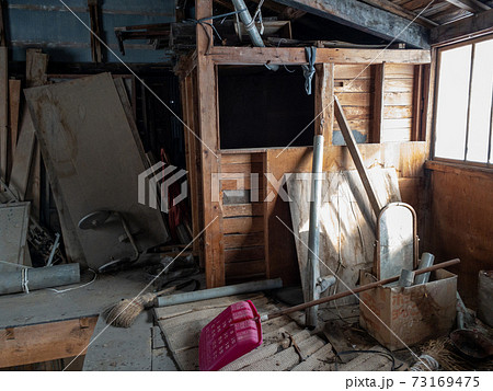 農家の古い倉庫 物置小屋 内部の写真素材