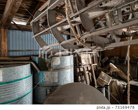 農家の古い倉庫 物置小屋 内部の写真素材