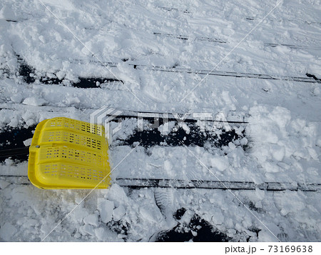 冬　屋根の雪下ろし作業　イメージ 73169638