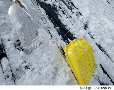 冬　屋根の雪下ろし作業　イメージ 73169639