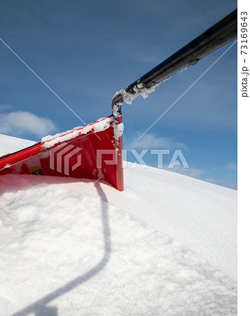 冬　屋根の雪下ろし作業　イメージ 73169643