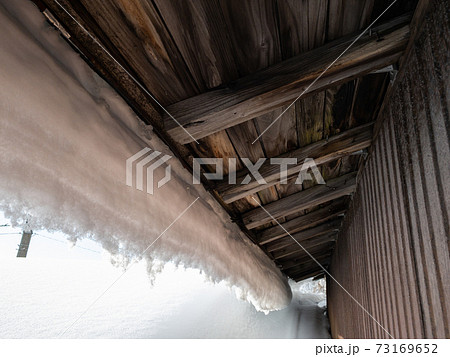 冬　屋根の雪下ろし作業　イメージ 73169652