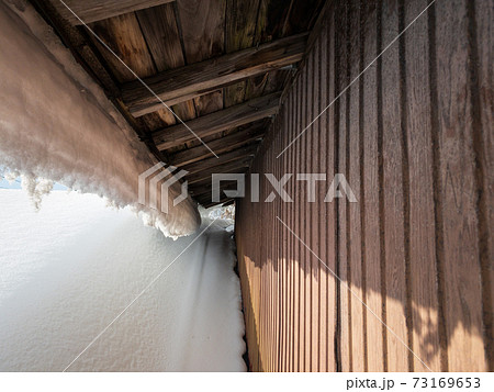 冬　屋根の雪下ろし作業　イメージ 73169653