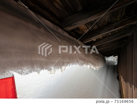 冬　屋根の雪下ろし作業　イメージ 73169656