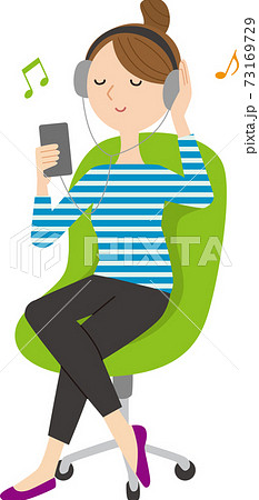 スマートフォンで音楽を聞く女性のイラスト素材