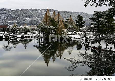 雪景色の兼六園と雪吊り 雪景色の兼六園と雪吊り 73170167