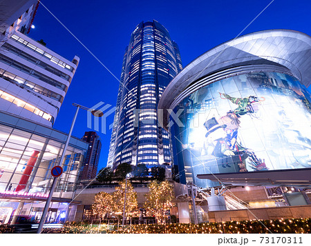 夕暮れの六本木ヒルズ 東京都の写真素材