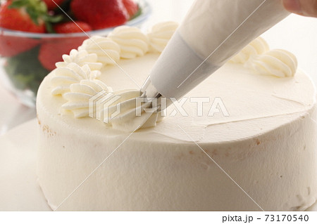 手作りケーキ　クリームを絞る 73170540