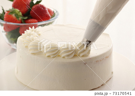 手作りケーキ クリームを絞る 手作りケーキ クリームを絞る 73170541