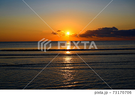 稲佐の浜　日本の渚百選の夕日 73170706