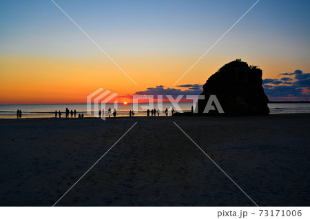 稲佐の浜 弁天島 夕日 天日隅宮 出雲の写真素材