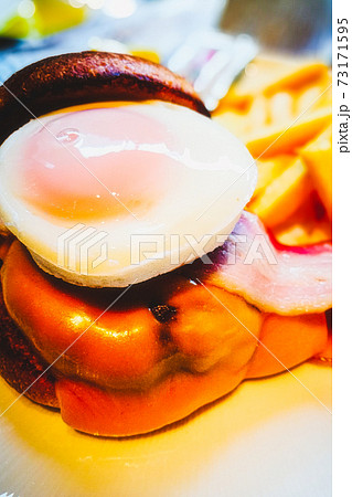 和牛ハンバーグにチーズがとろり、目玉焼きを乗せて最高に旨いグルメバーガーの写真 73171595