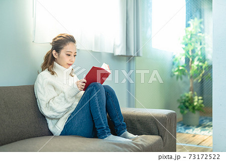読書中の女性 読書中の女性 73172522