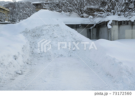 除雪した雪を積み上げた風景 73172560