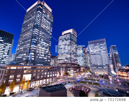 夕暮れの東京駅と丸の内駅前広場 夕暮れの東京駅と丸の内駅前広場 73172698
