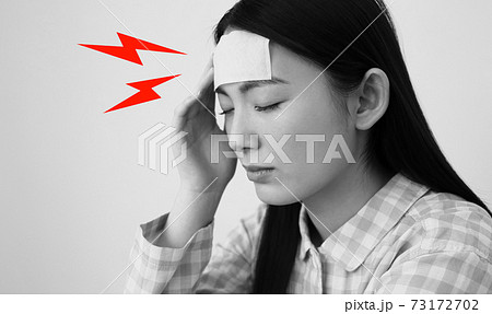 頭痛がして辛い女性イメージ 頭痛がして辛い女性イメージ 73172702
