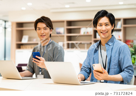 オフィス ビジネスマン テレワーク リモートワーク ニューノーマル ビジネス パソコン エンジニア オフィス ビジネスマン テレワーク リモートワーク ニューノーマル ビジネス パソコン エンジニア 73172824