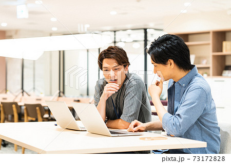 オフィス ビジネスマン テレワーク リモートワーク ニューノーマル ビジネス パソコン エンジニア オフィス ビジネスマン テレワーク リモートワーク ニューノーマル ビジネス パソコン エンジニア 73172828