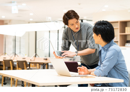 オフィス ビジネスマン テレワーク リモートワーク ニューノーマル ビジネス パソコン エンジニア オフィス ビジネスマン テレワーク リモートワーク ニューノーマル ビジネス パソコン エンジニア 73172830