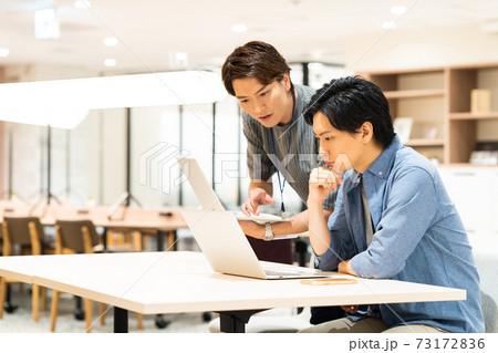 オフィス　ビジネスマン　テレワーク　リモートワーク　ニューノーマル　ビジネス　パソコン　エンジニア 73172836