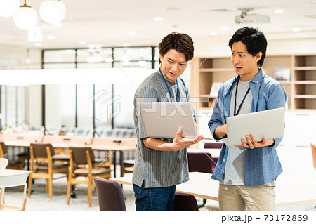 オフィス ビジネスマン ニューノーマル ビジネス パソコン エンジニア オフィス ビジネスマン ニューノーマル ビジネス パソコン エンジニア 73172869