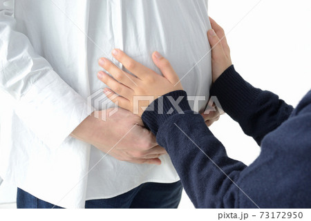 妊婦のお腹に触れる子どもの手 妊婦のお腹に触れる子どもの手 73172950