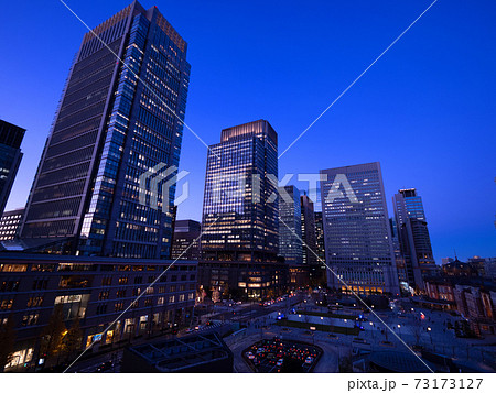 夕暮れの東京駅と丸の内駅前広場 夕暮れの東京駅と丸の内駅前広場 73173127