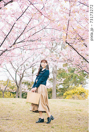 桜と若い女性 桜と若い女性 73173272