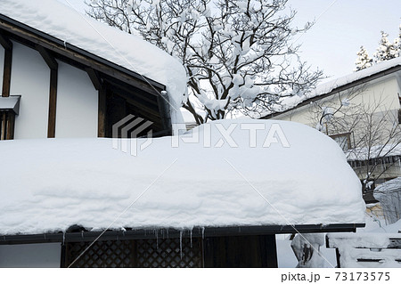 屋根に雪が積もってる風景 73173575