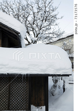 屋根に雪が積もってる風景 屋根に雪が積もってる風景 73173576