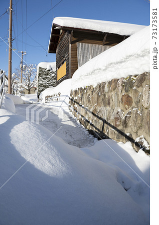 屋根に雪が積もってる風景 屋根に雪が積もってる風景 73173581