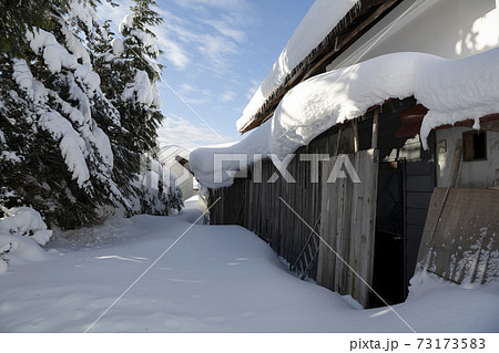 屋根に雪が積もってる風景 屋根に雪が積もってる風景 73173583