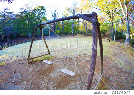 山の公園のブランコ 73174074