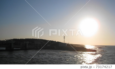 関屋分水の新潟大堰と夕日 関屋分水の新潟大堰と夕日 73174217