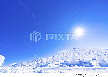山形蔵王の樹氷と青空　山形県山形市 73174525