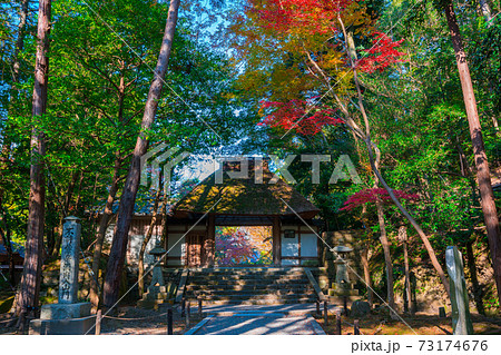 京都 法然院の山門と紅葉 京都 法然院の山門と紅葉 73174676