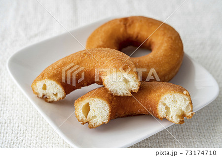 白いお皿にのったドーナツ 73174710