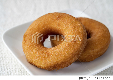 白いお皿にのったドーナツ 73174727