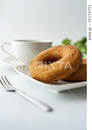 白いお皿にのったドーナツとミルクティー【白背景】 白いお皿にのったドーナツとミルクティー【白背景】 73174751