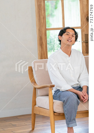 ソファに座る男性 ソファに座る男性 73174769