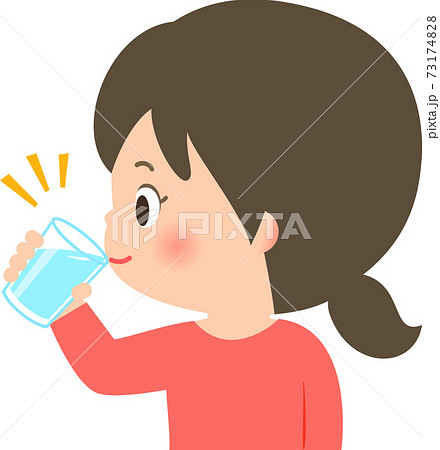 グラスで水を飲む若い女性 73174828