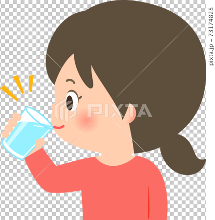グラスで水を飲む若い女性 73174828