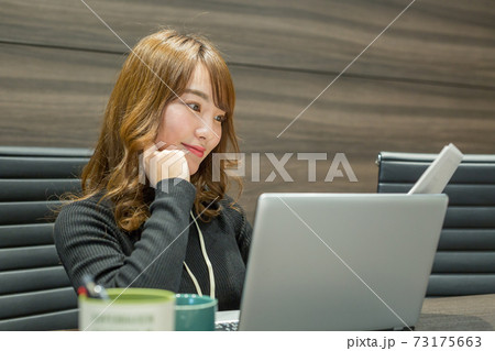 会議中の女子社員 73175663