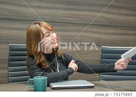 会議中の女子社員 73175665