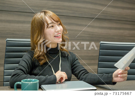 会議中の女子社員 73175667