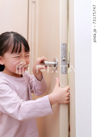 ドアの開閉時に手を挟んで怪我をする女の子 73175747