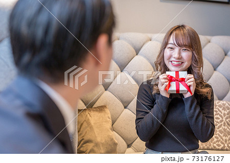 バレンタインのチョコを渡す女性の写真素材