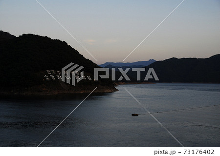 海 海岸 夕焼け 73176402