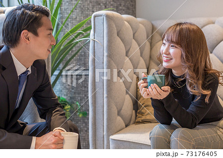 プレゼントをもらって喜ぶ女性 73176405