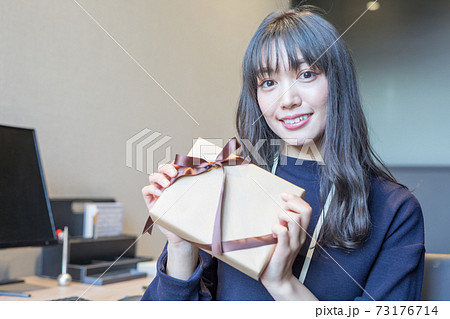 プレゼントを受け取る女性 プレゼントを受け取る女性 73176714